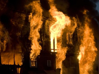 Пожар и взрыв на складе с деревянными поддонами обошелся без жертв