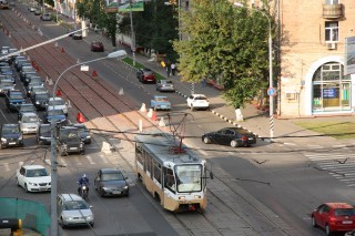 Трамвайные пути отделят оранжевыми столбиками от автомобильных дорог