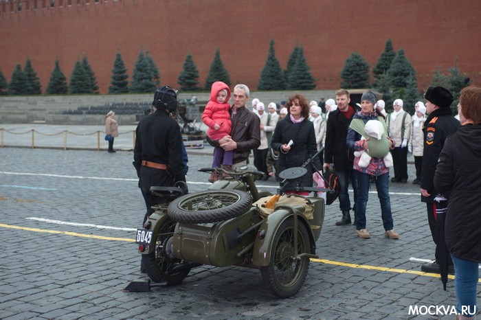 Торжественный марш посвященный 72-ой годовщине исторического парада 7 ноября 1941 на Красной площади