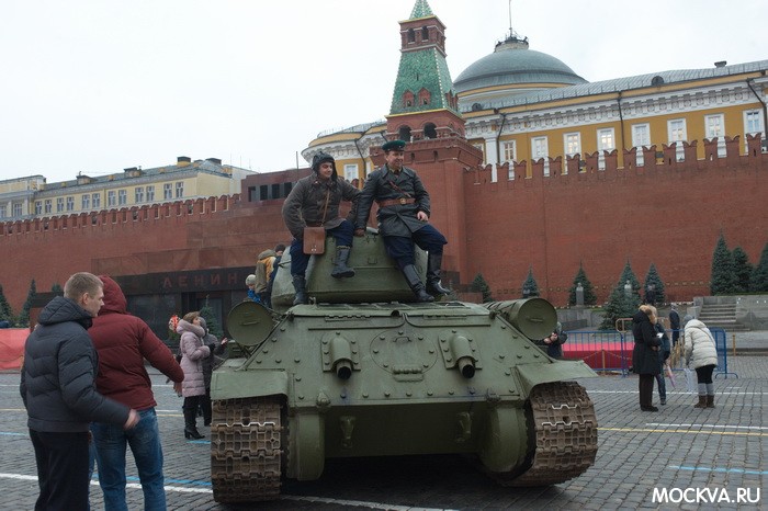 Торжественный марш посвященный 72-ой годовщине исторического парада 7 ноября 1941 на Красной площади