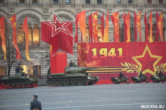 Торжественный марш посвященный 72-ой годовщине исторического парада 7 ноября 1941 на Красной площади