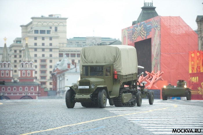 Торжественный марш посвященный 72-ой годовщине исторического парада 7 ноября 1941 на Красной площади