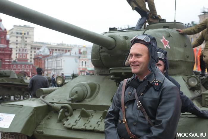 Торжественный марш посвященный 72-ой годовщине исторического парада 7 ноября 1941 на Красной площади