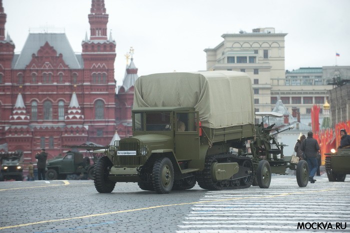 Торжественный марш посвященный 72-ой годовщине исторического парада 7 ноября 1941 на Красной площади