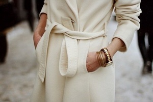 Белое пальто в разных стилях