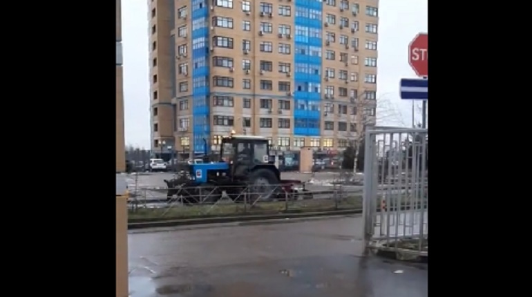 трактор, гребет снег
