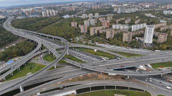 В Москве в результате ДТП перевернулся автомобиль
