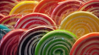 Гастроэнтеролог назвал популярные продукты, которые опасны для сердца