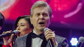 Готовящий концерт в ночном клубе Лев Лещенко пожаловался, что жена запрещает ему смотреть стриптиз