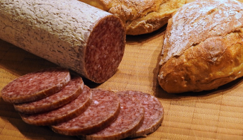 Колбаса, картофель и корм для животных: какие продукты подешевели в Москве