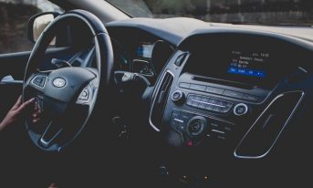 Импортеры приостановили поставки автомобилей в Россию