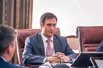 Замглавы Минздрава разъяснил, каким образом курящие родители вредят своим детям