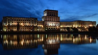 На входе в МГТУ имени Баумана большие очереди из-за QR-кодов