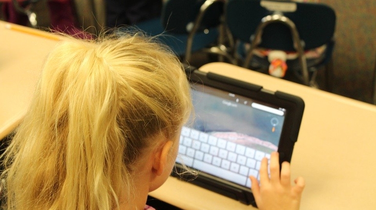 ребенок планшет компьютер технологии дети