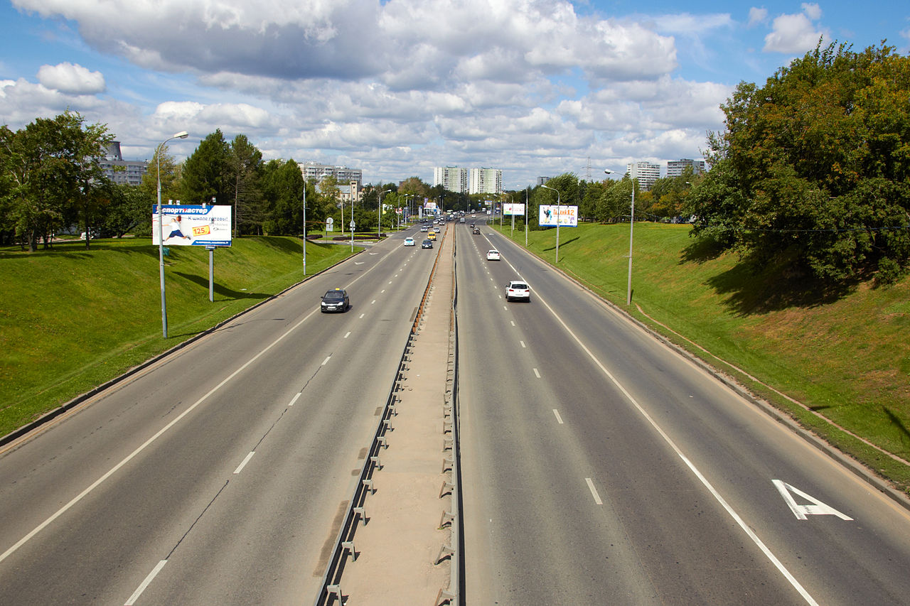 Дополнительная полоса для автомобилистов появилась на Аминьевском шоссе в  Москве | Москва.ру