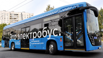 Дымящийся электробус на Дмитровском шоссе в Москве переполошил пешеходов