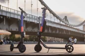 Прокат электросамокатов приостановили в Москве
