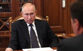 Путин незаметно снял часы под столом во время разговора с Савельевым