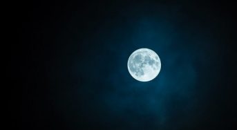 Врачи указали на ночной симптом сразу четырех видов рака