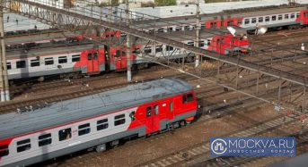 Около 20 электричек в Москву задерживаются из-за падения человека на рельсы