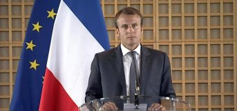 Прибывшему в российскую столицу Макрону не подали вовремя кортеж к самолету