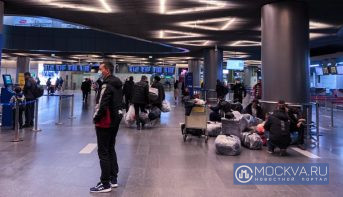 В аэропортах утренней Москвы задержали и отменили почти два десятка рейсов