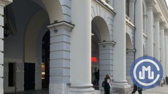 В Москве на фоне всплеска ковид-заражений закрывают пункт вакцинации в Гостином дворе