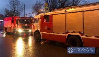 В Новой Москве пожарные тушат полыхающее здание на Проектируемом проезде 139