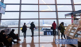 В аэропортах терзаемой ветром Москвы отменены и задержаны более трех десятков рейсов