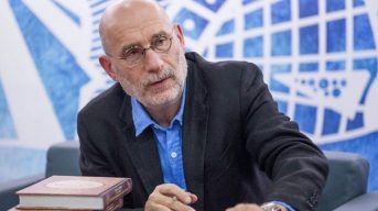 Бориса Акунина признали самым популярным писателем у слушателей аудиокниг