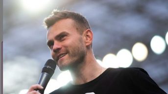 Это новый опыт для меня Акинфеев в образе Боба Марли исполнил песню про российский футбол