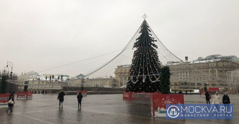 Москва 14 дней. Ёлка на Манежной площади в декабре 2021 года. Главная елка в Москве на красной площади 2021. Манежная площадь украшена 2021. Новогодняя елка на Манежной площади 20 года декабрь 20 года.