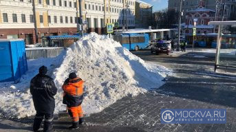 Порядка 90 тысяч рабочих и около 12 тысяч единиц техники убирают последствия мощного снегопада в Москве