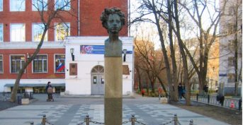 Автобусную остановку Метро Бауманская перенесли на прежнее место