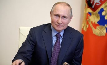 Путин поздравил россиянок с Международным женским днем
