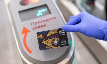 Москвичи смогут оплачивать банковской картой проезд в метро на всех турникетах