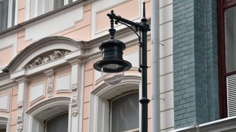 В Москве четверо приезжих попытались украсть кабель с городского фонаря