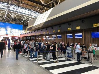 В московских аэропортах число задержанных отменных рейсов выросло до 50