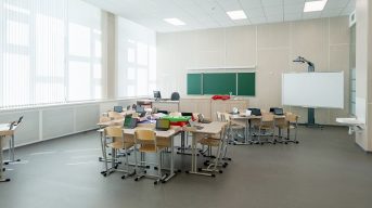 Минпросвещения проведет проверку после увольнения учительницы в Петербурге