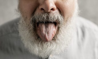 Вместо алкоголя компот: Врачи рекомендуют пенсионерам отказаться от спиртного и позднего сна в новогоднюю ночь