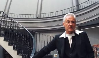 Худрука театра имени Ермоловой Олега Меньшикова обвинили в воровстве спектакля