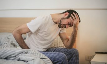 Врач: астения и головная боль частые симптомы омикрона