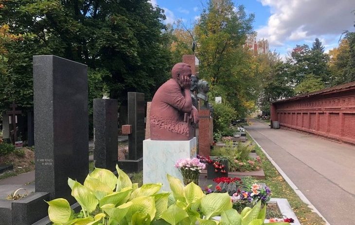 Могила эльдара рязанова на новодевичьем кладбище фото