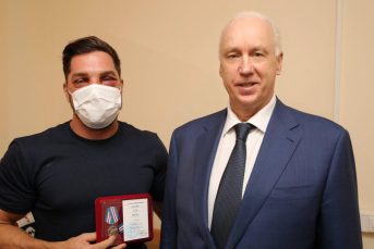 Бастрыкин вручил награду москвичу, который защитил в метро девушек от троих дагестанцев