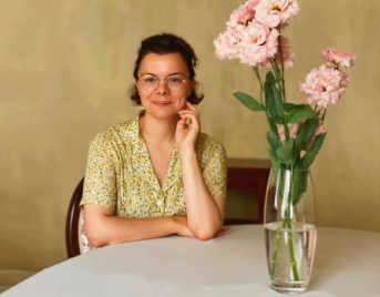 Чувствую я себя не очень хорошо лишившаяся зубов молодая жена Петросяна прячет синяки