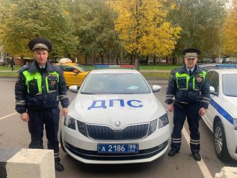 Сотрудники ГИБДД с мигалками помогли вовремя довезти роженицу в больницу в Москве