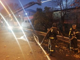 Пожар в здании военного коммисариата заблокировал движение транспорта на Южнопортовой улице