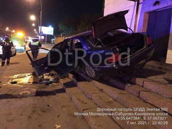 На Каширском шоссе водитель легковушки протаранил здание МИФИ