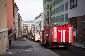 МЧС показало кадры с места пожара в Нижнем Кисельном переулке, где погибли двое человек