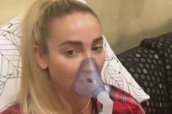 Потерявшая голос Бузова открыла Чемпионат мира по боксу песней Катюша